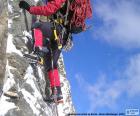 Оборудованный альпинист подняться зимой